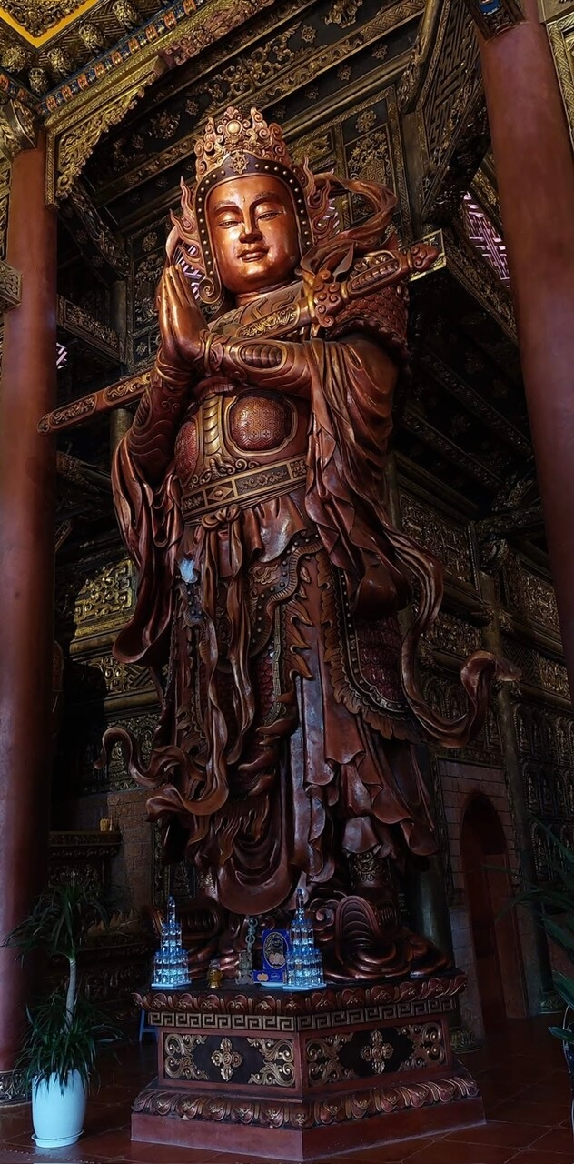 Đắp tượng hộ pháp