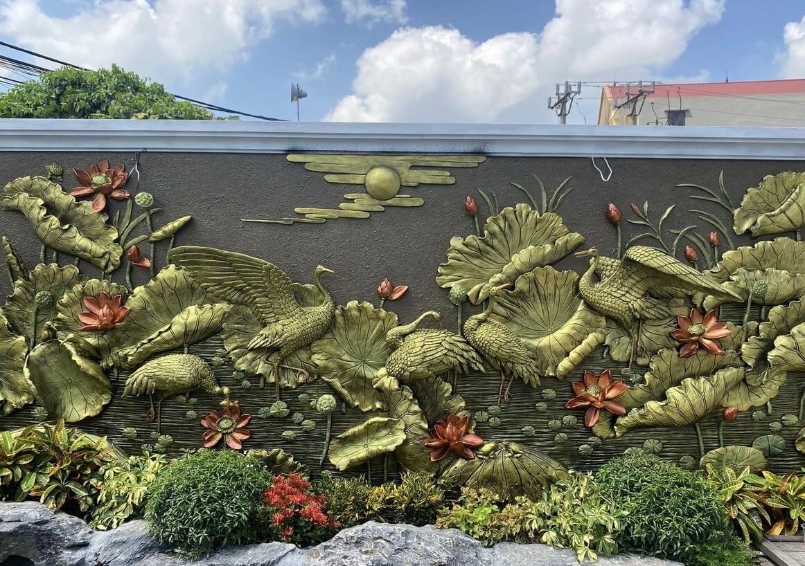 Thi công tranh sen hạc xi măng