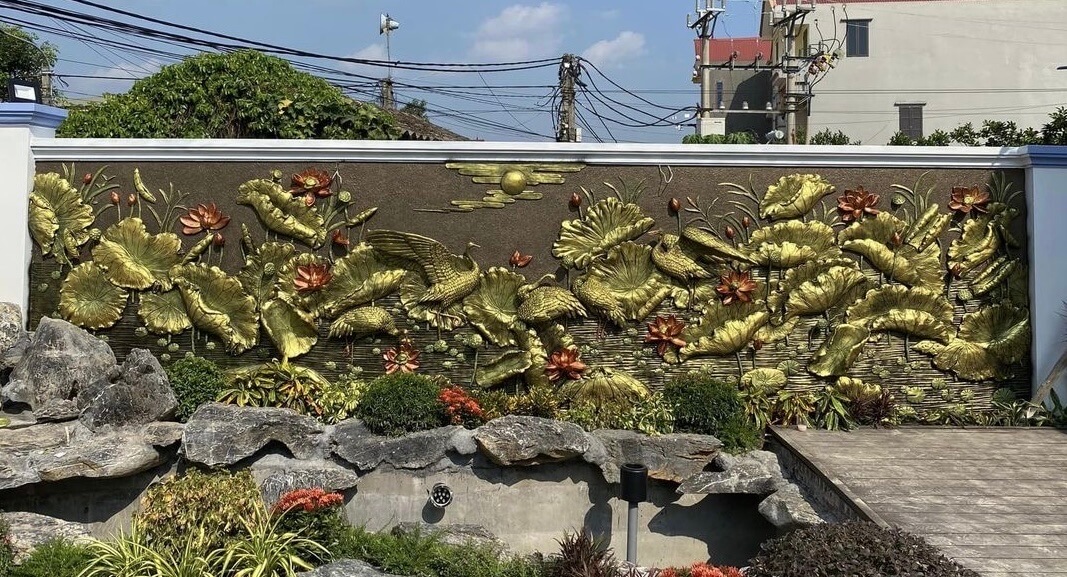 Thi công tranh sen hạc xi măng 3