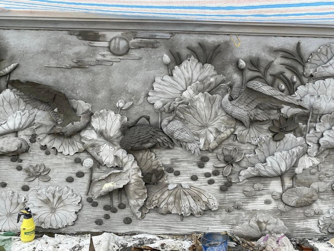 Thi công tranh sen hạc xi măng 6