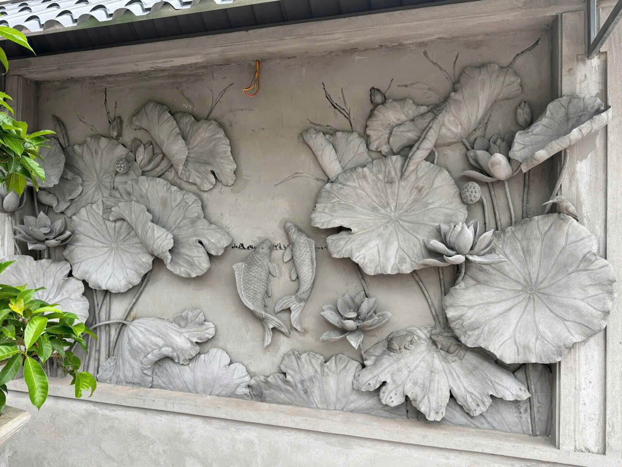 Tranh phù điêu sen cá xi măng