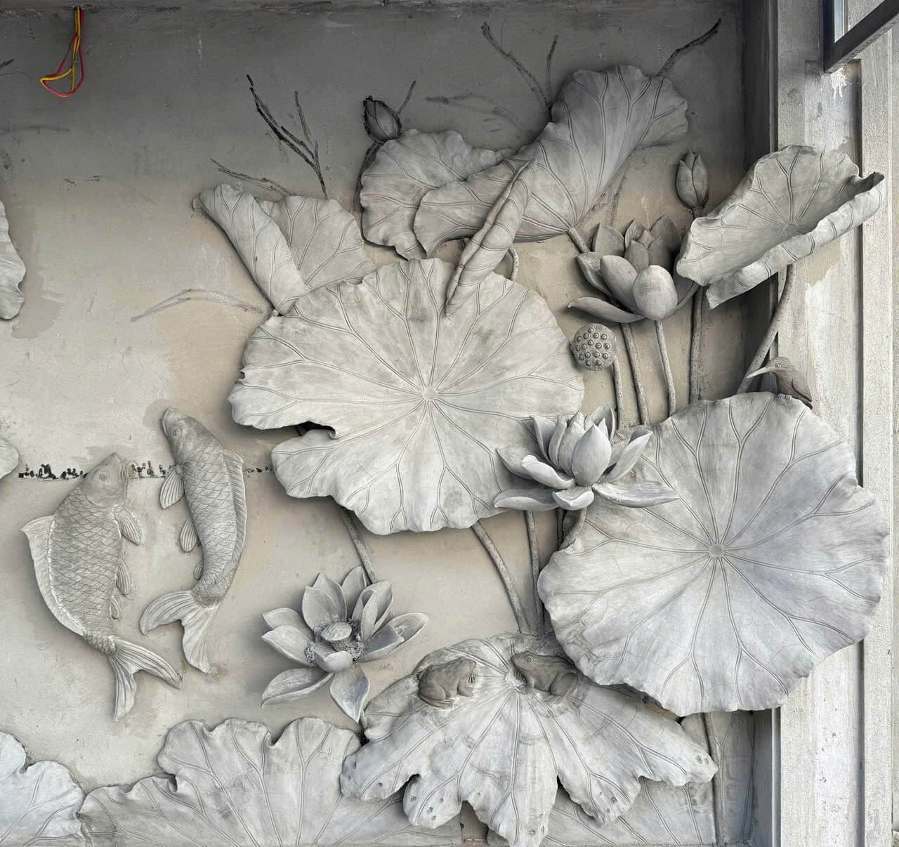 Tranh phù điêu sen cá xi măng 1