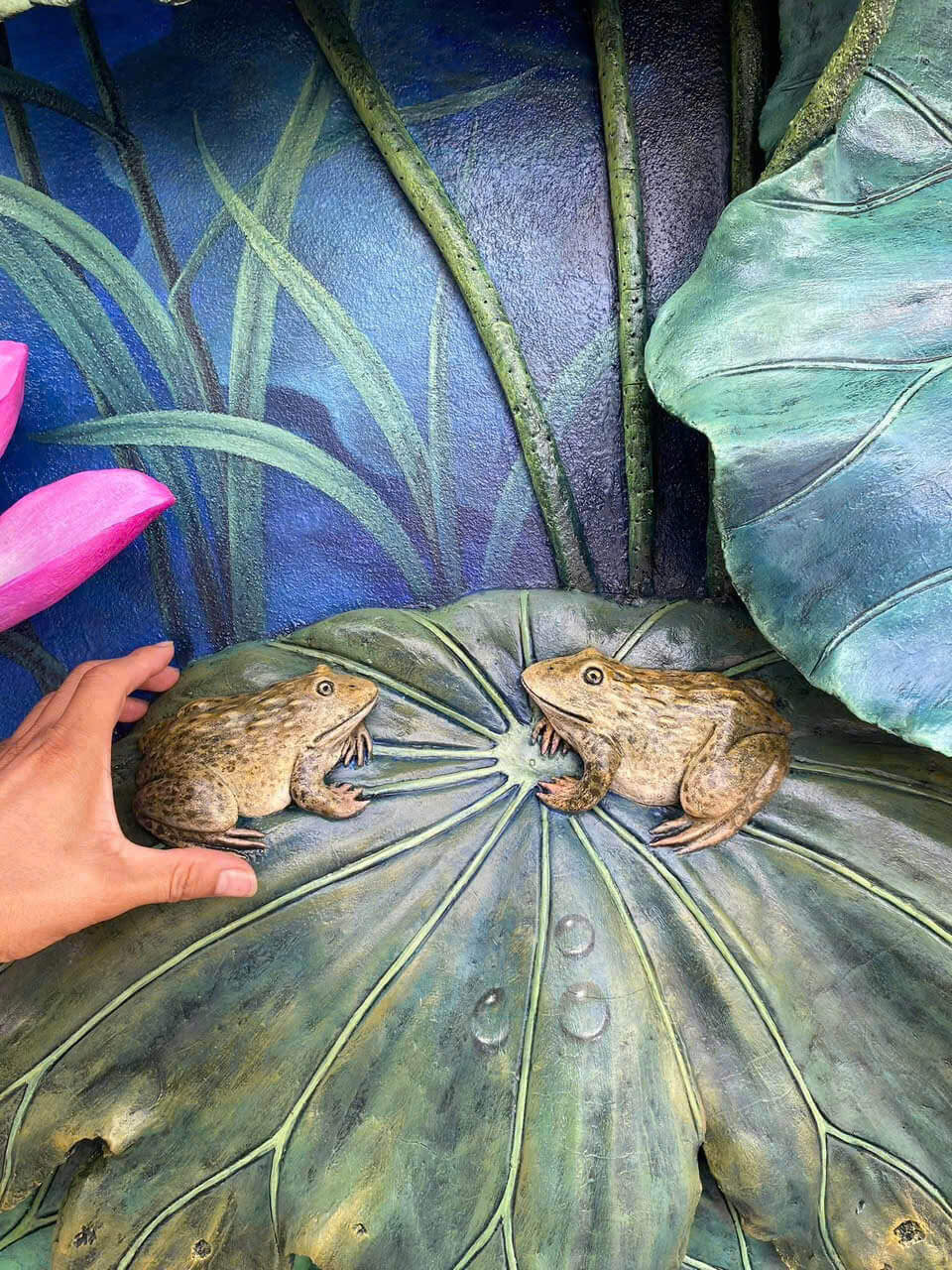 Tranh phù điêu sen cá xi măng 11