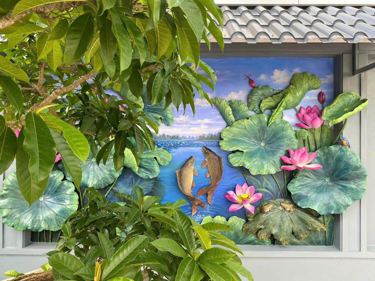 Tranh phù điêu sen cá xi măng 12