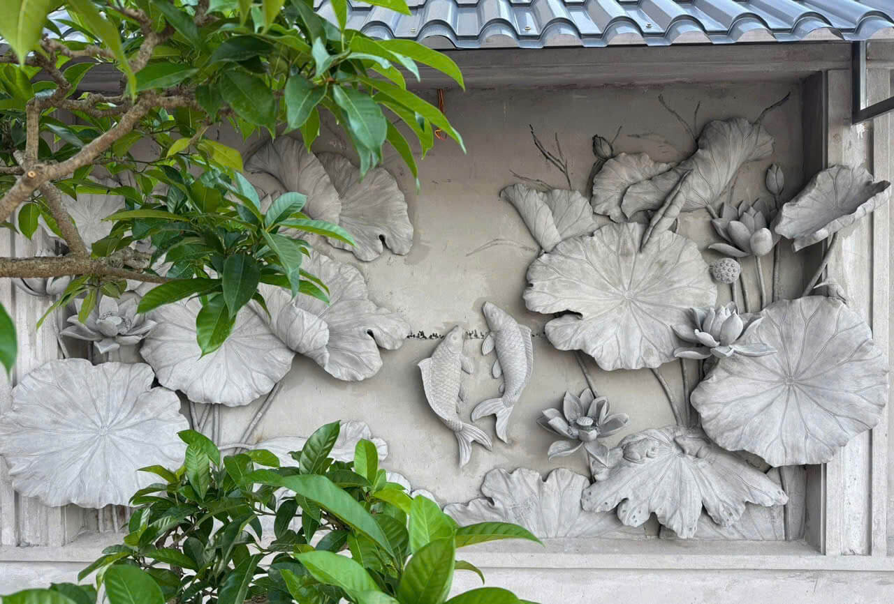 Tranh phù điêu sen cá xi măng 4