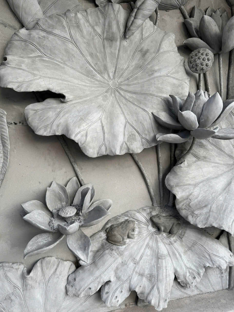 Tranh phù điêu sen cá xi măng 6