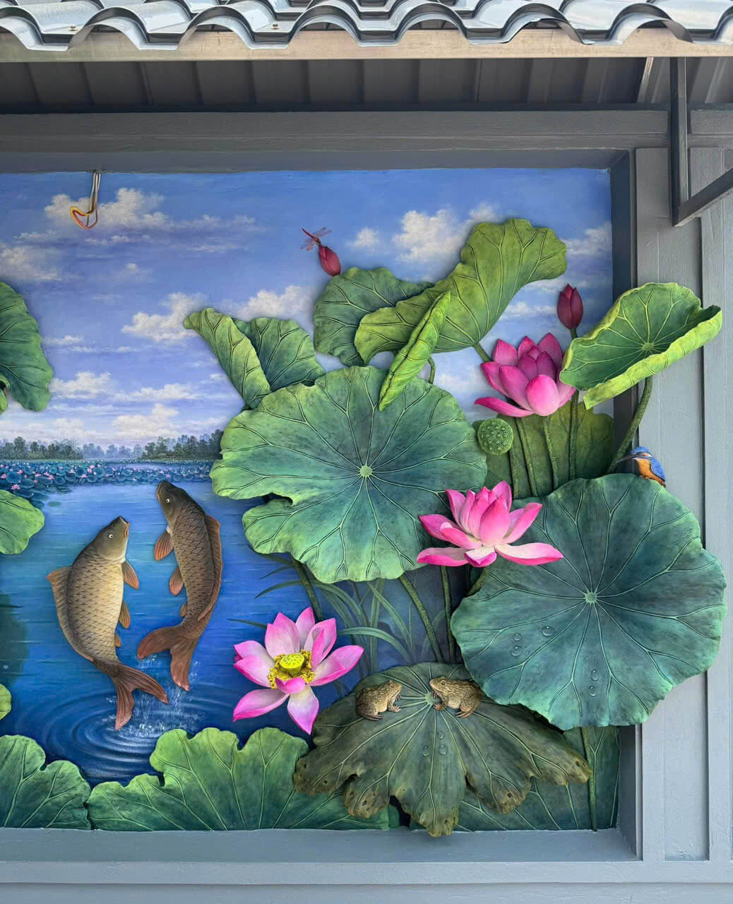 Tranh phù điêu sen cá xi măng 8