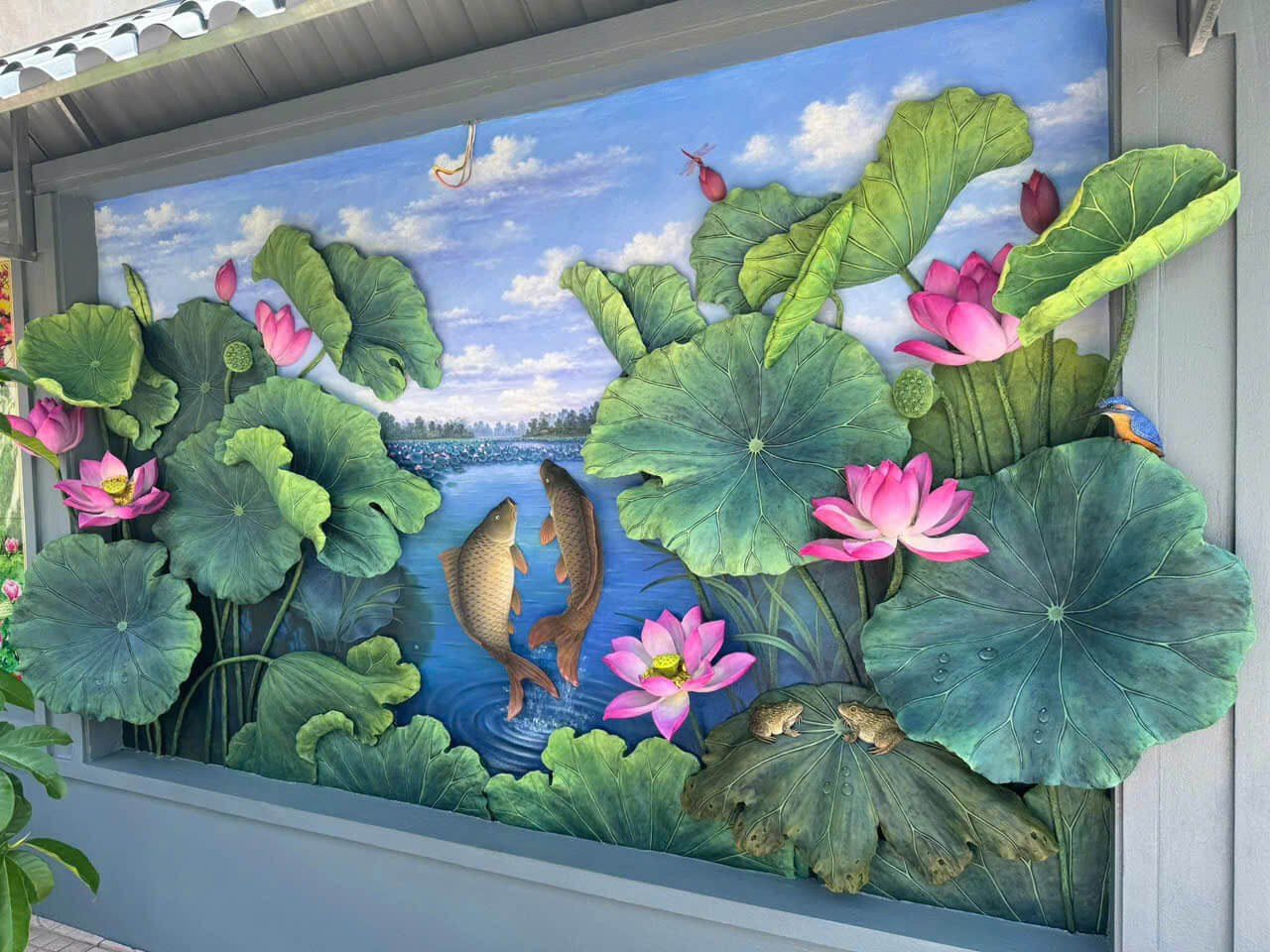 Tranh phù điêu sen cá xi măng 9